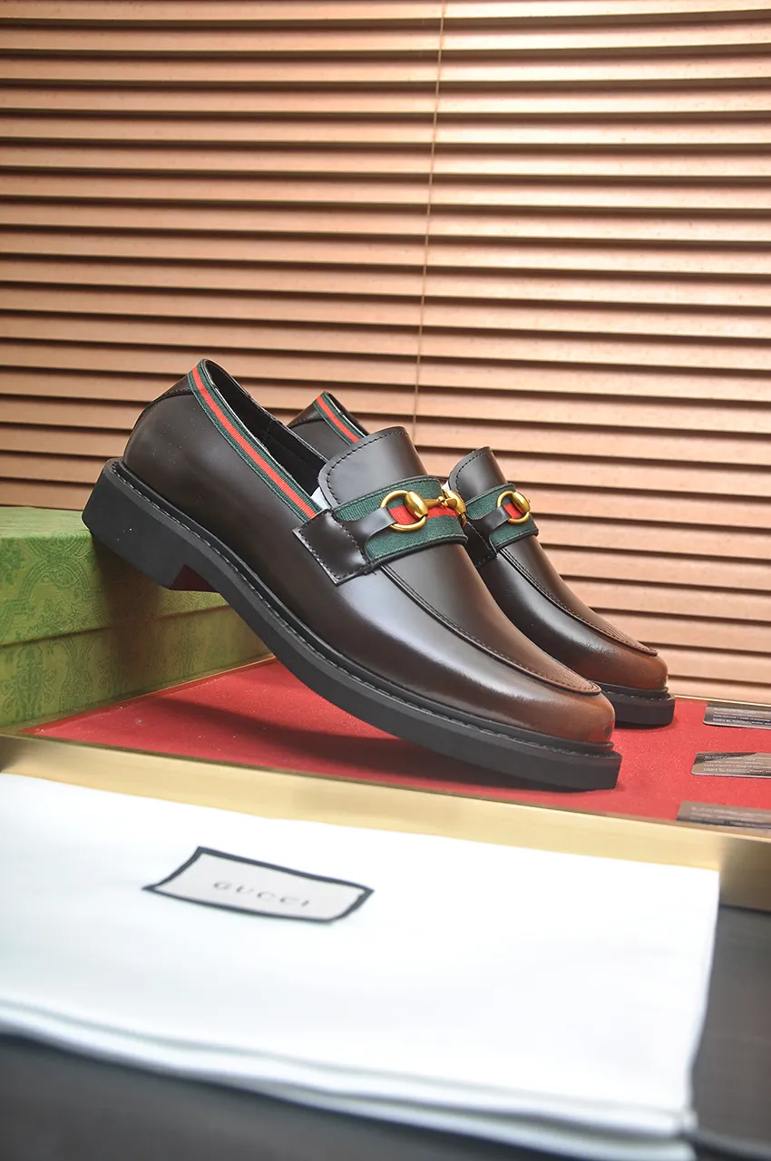 Men's shoes💰540💶Italy's top luxury men's shoe giant (GUCCI) (Gucci) (full cowhide lining) new arrival🍃Original European style🔰 Pleasant to the eye😍In order to make the shoes more durable and non-deformable🌀The production continues to follow traditional methods but there is still no lack of innovation💪Choose original sheepskin for the leather♻️ Smooth and natural And extra bright ⭐Made of imported cowhide, the first choice of rich people 38-45 (45 customized)
